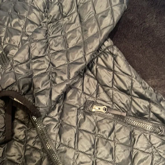 Great condition girls size XL(18) The North face 3/4 black quilt coat